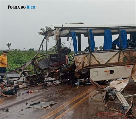 MARABÁ Micro ônibus e carreta se chocam na PA 150 e várias pessoas