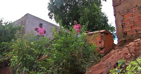 G1 Barranco e esgoto irregular põem em risco moradores de bairro de