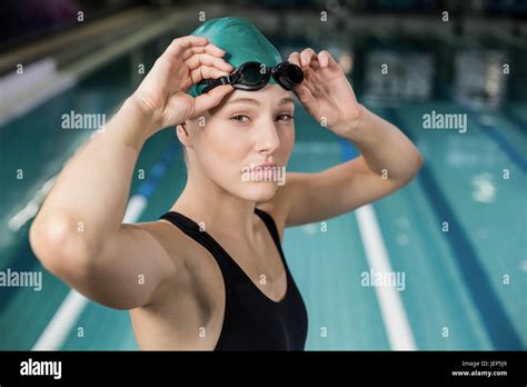 Badeanzug Schwimmbrille Badekappe Fotos Und Bildmaterial In Hoher