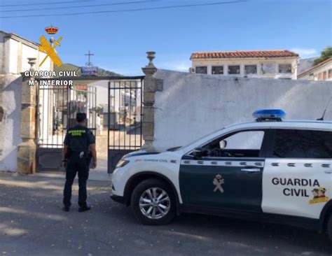 Detenidos Dos Vecinos De Valverde Del Fresno Acusados De Ocho Robos En Nichos Del Cementerio De