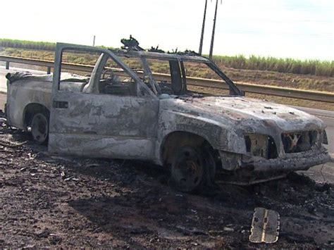 G1 Ambulância que transportava idosa fica destruída após pegar fogo