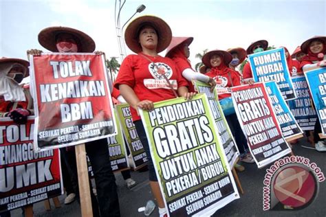 Ribuan Buruh Surabaya Blokade Jalan Tuntut UMK ANTARA News