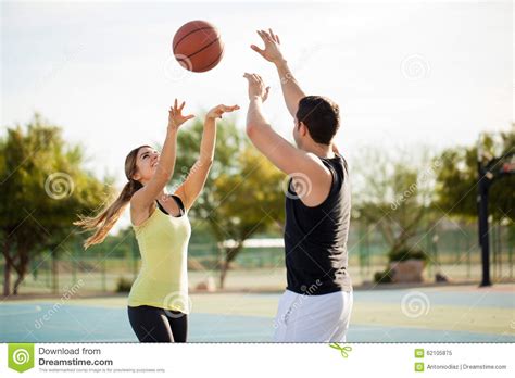 Jogando O Basquetebol Em Uma Primeira Data Imagem De Stock Imagem De