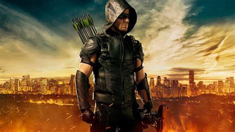 ARROW Revelado novo uniforme do Arqueiro Verde Assista o vídeo