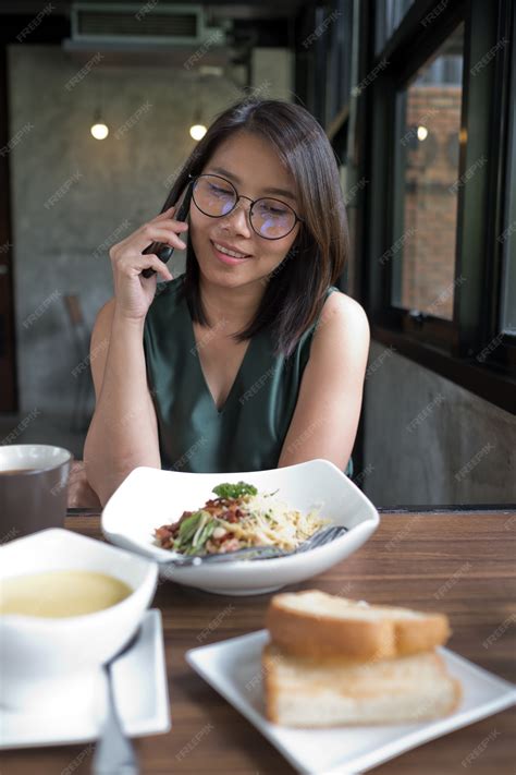 Premium Photo Asian Girl Calling Phone