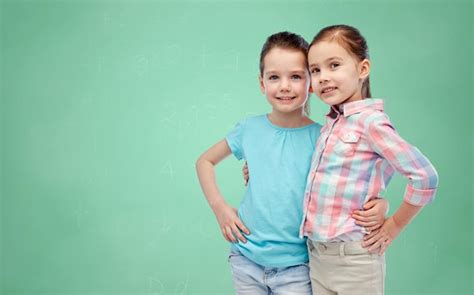 Infância Moda Amizade E Conceito De Pessoas Meninas Sorridentes Felizes Se Abraçando Sobre O