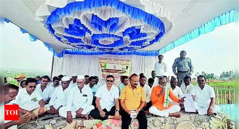 Farmers Onion Farmers Stage Protest On Mumbai Agra Highway Over Centre