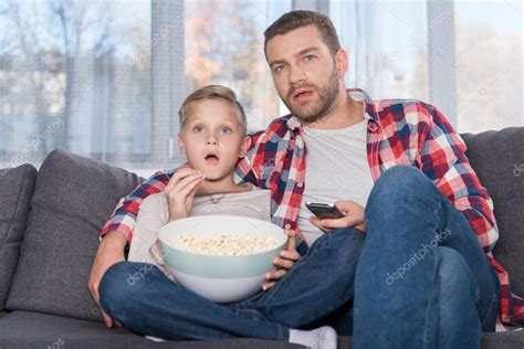 Padre e hijo viendo la televisión 2023