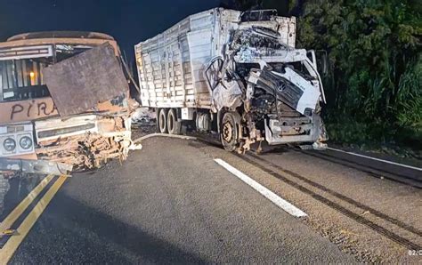 Duas pessoas ficam feridas após caminhão bater em ônibus levado por