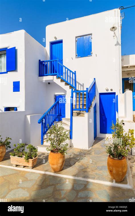 Typische weiße griechisches Haus mit blauen Türen und Fenstern auf