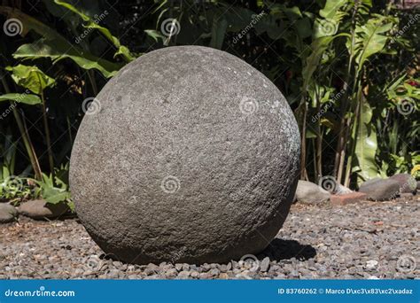 Esfera De Piedra Precolombina Antigua De Costa Rica Foto De Archivo