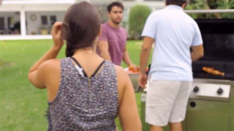 Familia Multi De La Generación Que Disfruta De La Comida En Jardín