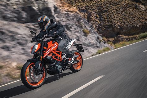 New 2017 Ktm 125 Duke And 390 Duke Hitting Dealerships Autoevolution