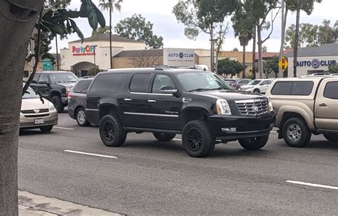 First time seeing a lifted Cadillac suv | VW Vortex - Volkswagen Forum