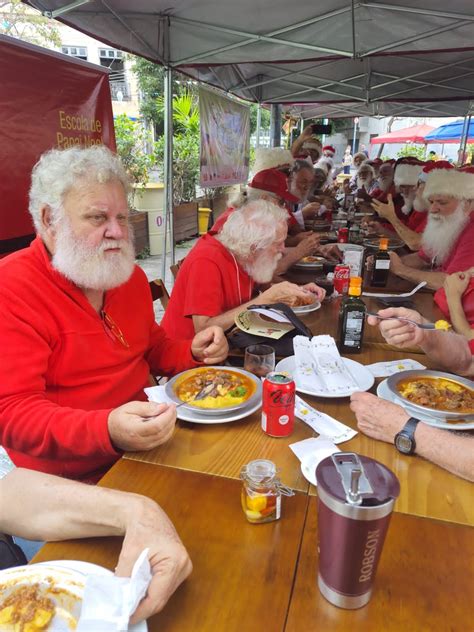 Invas O De Papais No Is Bons Velhinhos Alegram P Blico Na Pra A Mau