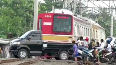 Fakta Di Balik Video Viral Kendaraan Terobos Perlintasan Kereta