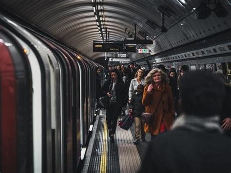 Por ir distraída con el celular mujer cae a las vías del metro VIDEO