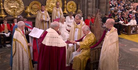 Regele Charles al III lea a fost încoronat Se trag salve de tun în