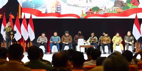 Jokowi Dorong Pimpinan Daerah Turunkan Angka Kemiskinan Ekstrem Hingga