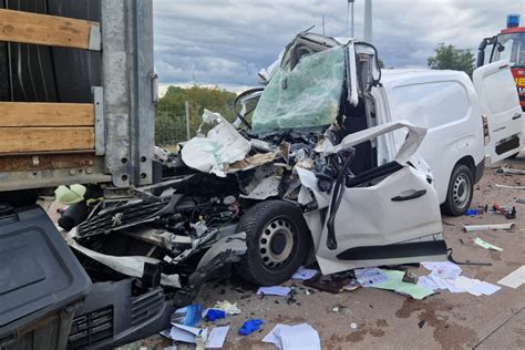 Unfall A Horror Crash Bei Beelitz Kleintransporter Kracht In