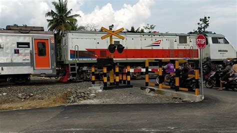 Palang Pintu Perlintasan Kereta Api Stasiun Ijo Baru Youtube