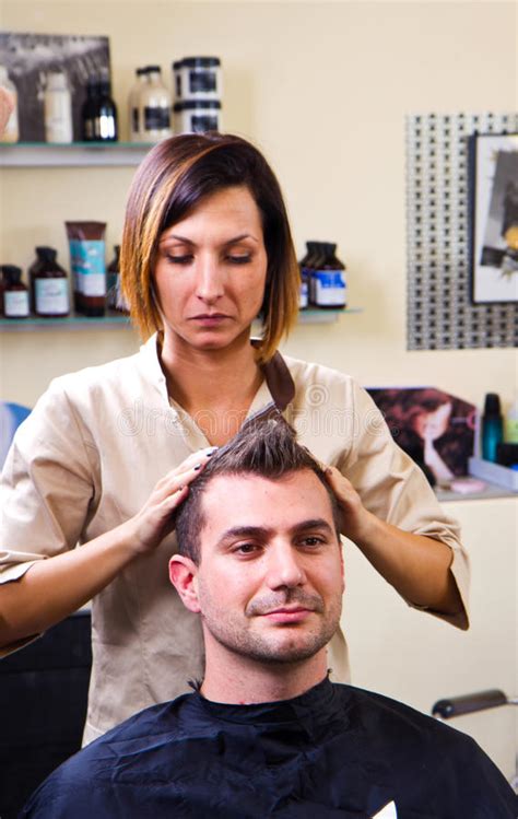 Styliste En Coiffure Avec Le Client Se Pr Parant Au Lavage De Cheveux