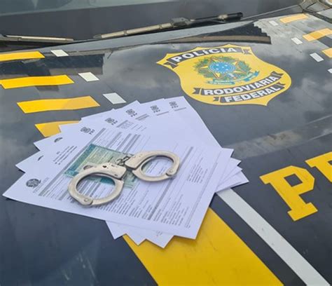 Tudo Falso Motorista Preso Em Flagrante Ap S Entregar Documentos