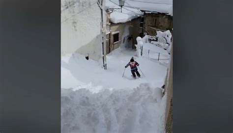 A Rocca Di Cambio I Maestri Di Sci Danno Spettacolo Nelle Vie Del Paese