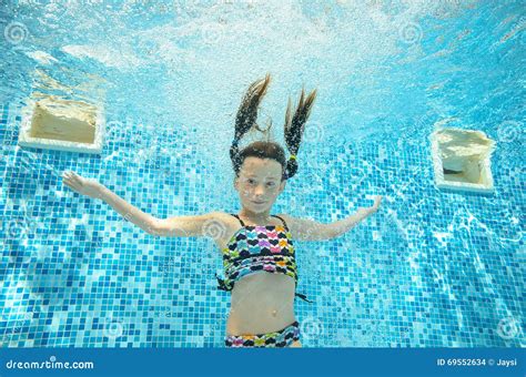 Kind Schwimmt Im Unterwasser Pool Glückliches Aktives Mädchen Taucht