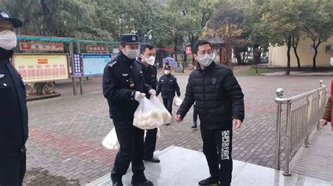 警民联手抗“疫”：90后民警放弃午休赶制138个馒头送往长江云 湖北网络广播电视台官方网站