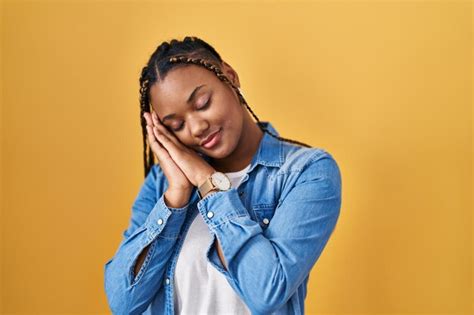 Femme Afro américaine Avec Des Tresses Debout Sur Fond Jaune Dormant