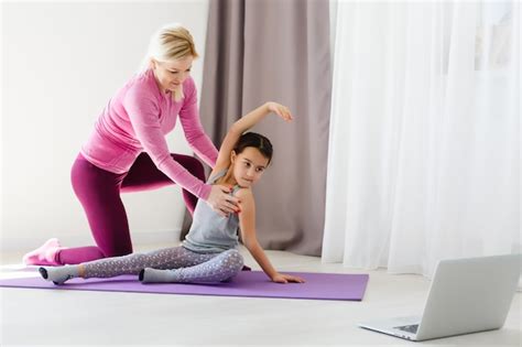 Madre E Hija Practicando Yoga En Casa Foto Premium