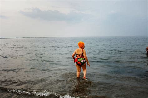 Emine Ziyatdinova S Photographs Of Russian Émigrés In Brighton Beach The New York Times