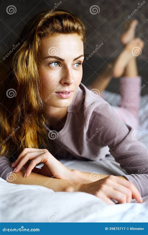 Muchacha Linda En La Mirada Del Dormitorio En La Ventana Imagen De Archivo Imagen De Fondo