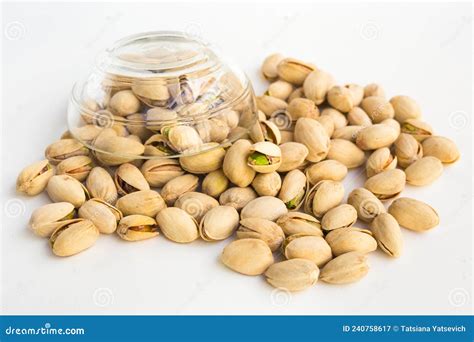 Pistachos Asados Sobre Fondo Blanco Imagen De Archivo Imagen De Salud