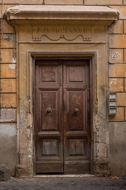 Lindas portas antigas de madeira esculpida na rua na área de trastevere