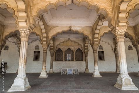 Foto De Royal Hallway Pillars And Carvings Inside Agra Fort India