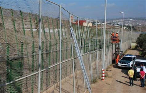 Ceuta Des centaines de migrants prennent d assaut la frontière deux