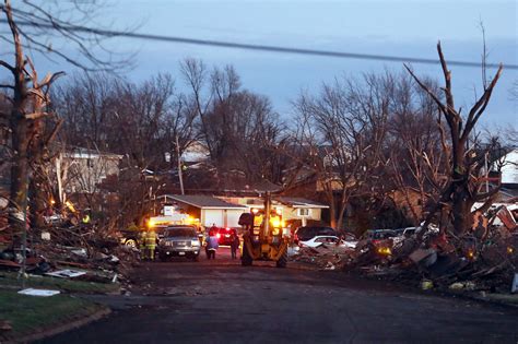 Scores Of Tornadoes Slam Midwest States The New York Times