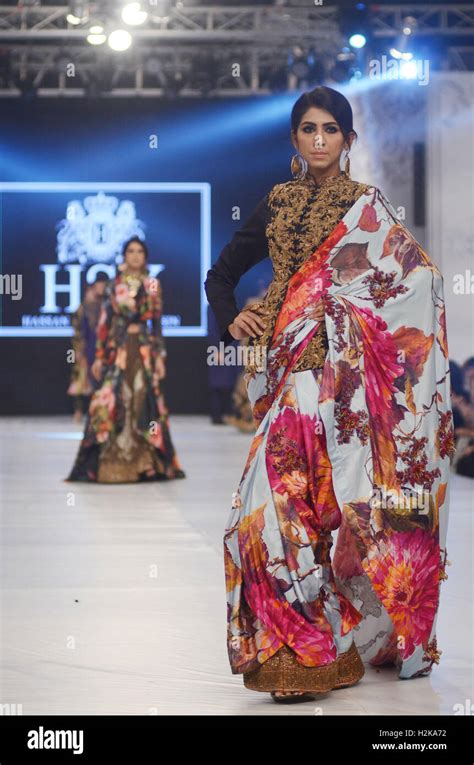 Lahore Pakistan 28th Sep 2016 Pakistani Models Present Creations By