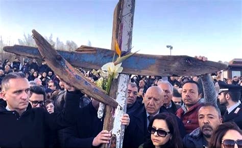 CON LA CROCE DI CUTRO PROTAGONISTA DELLA VIA CRUCIS E LA PROCESSIONE