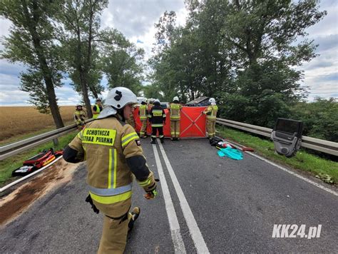 Z nieustalonych przyczyn zjechał na przeciwległy pas i doprowadził do