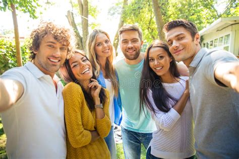 Amis Faisant La Photo De Selfie Dehors Photo Stock Image Du Groupe