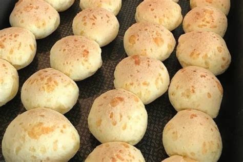 Pão de queijo fácil crocante por fora e macio por dentro perfeito para