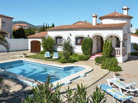 Spain Vacation Rentals & House Rentals from $28 | HomeToGo