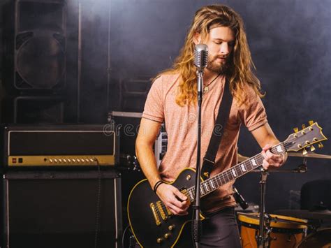 Jeune Homme Jouant La Guitare Lectrique Sur L Tape Photo Stock