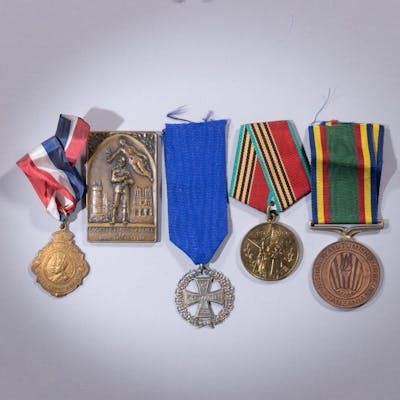 Collection of WWI WWII Medals | Barnebys