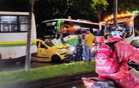 En Video Choque M Ltiple En Avenida Las Palmas Deja Por Lo Menos