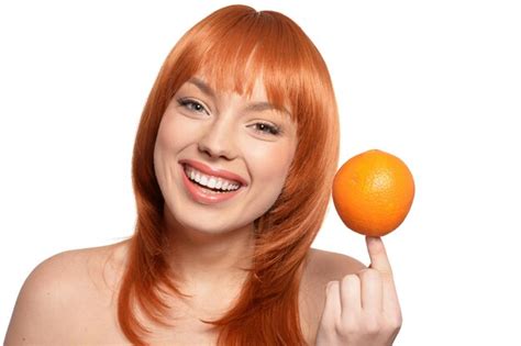 Retrato De Hermoso Mujer Joven Con Naranja Mitades Aislado