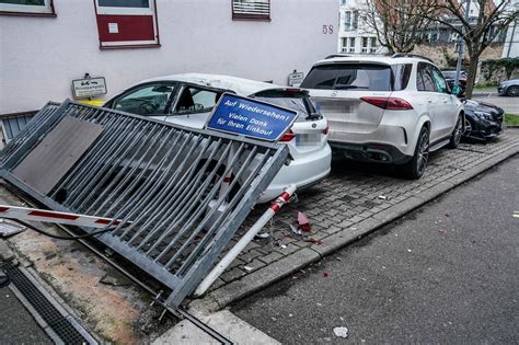 Euro Schaden Bei Unfall In Waiblingen Mercedes Schanzt Ber